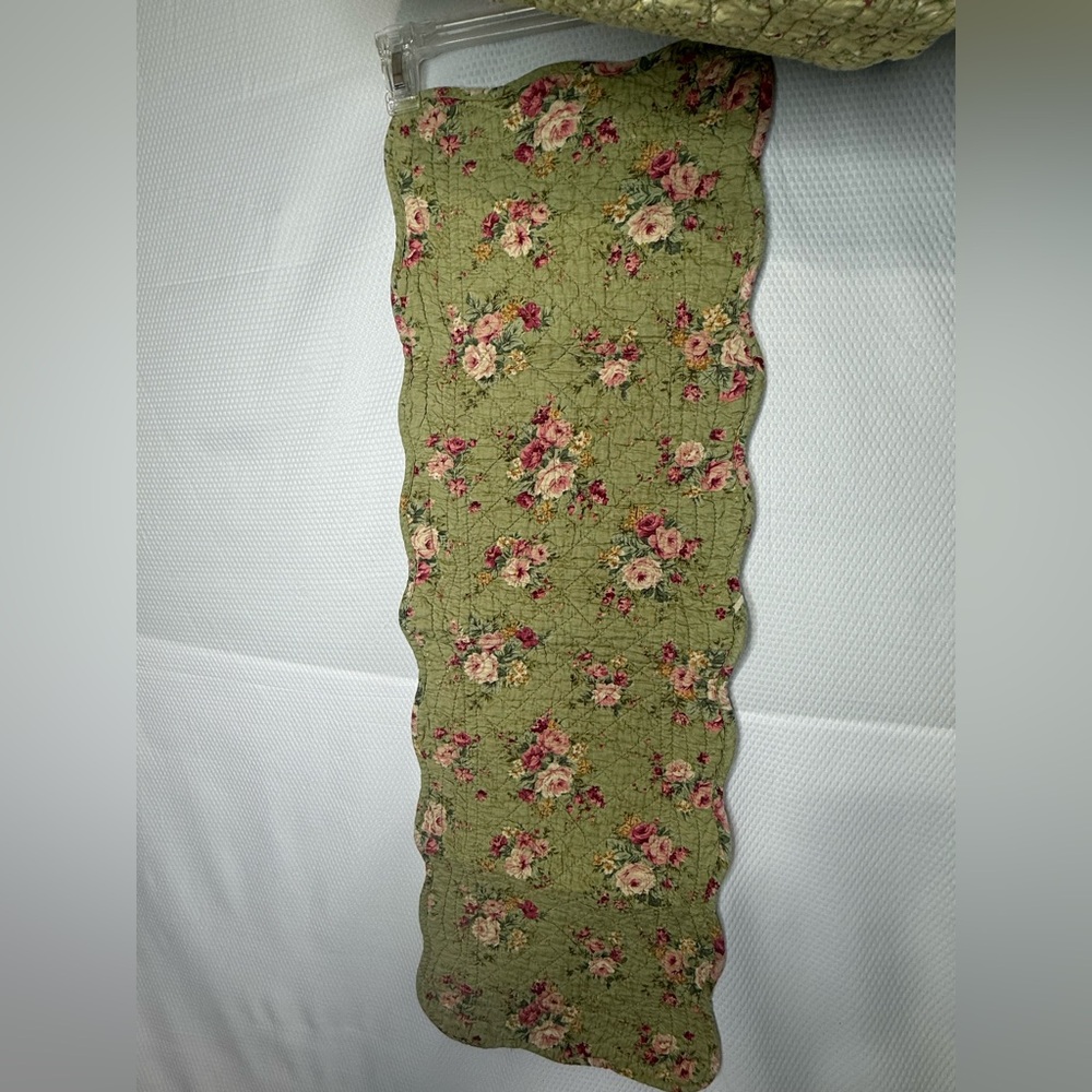 Floral Cottagecore Reversable Quilted Table Runner and Placemats - Picture 10 of 13